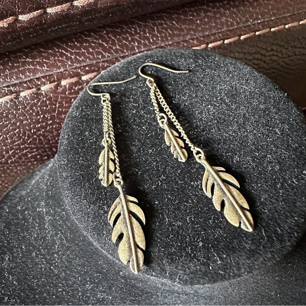 Vintage silver tone dangling leaf earrings.